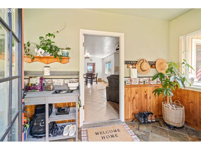 719 PETERS St, Raymond, WA 98577