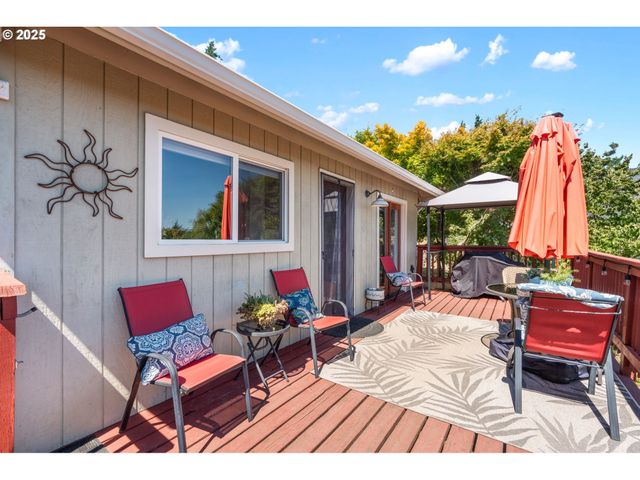 719 PETERS St, Raymond, WA 98577