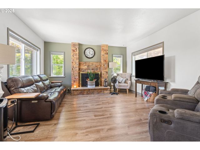 719 PETERS St, Raymond, WA 98577