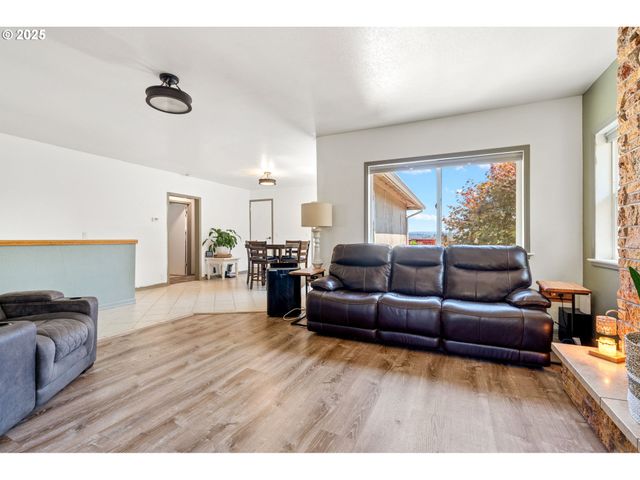 719 PETERS St, Raymond, WA 98577