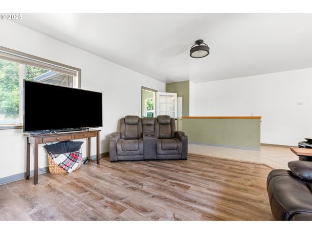 719 PETERS St, Raymond, WA 98577