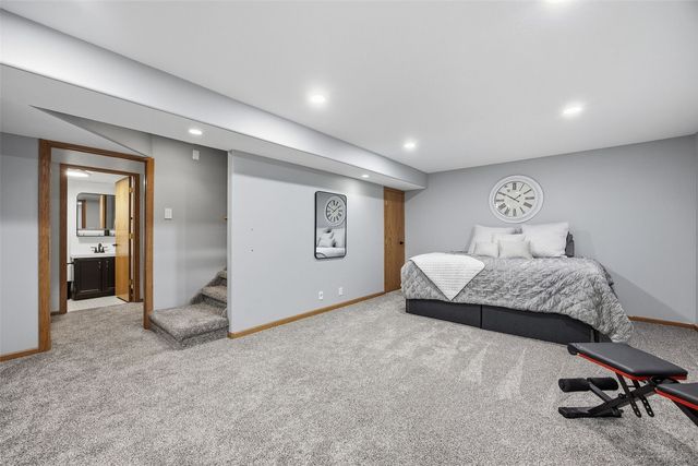 7417 Parkwood Lane NE, Cedar Rapids, IA 52402
