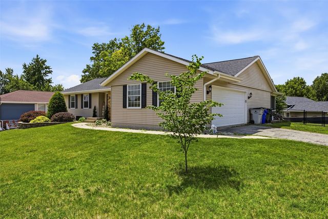 7417 Parkwood Lane NE, Cedar Rapids, IA 52402