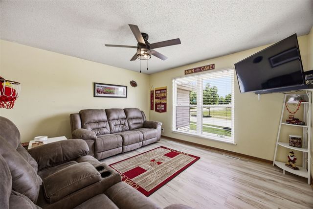 7417 Parkwood Lane NE, Cedar Rapids, IA 52402