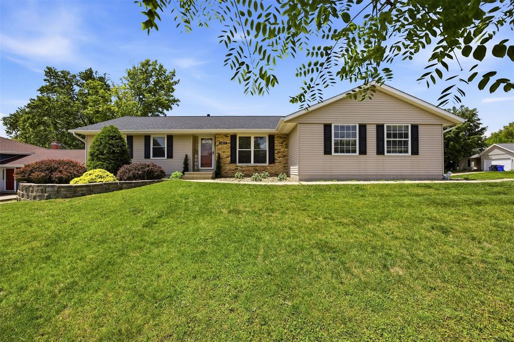 7417 Parkwood Lane NE, Cedar Rapids, IA 52402