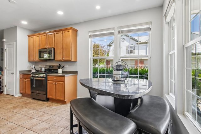 916 KINGS CANYON Drive, Streamwood, IL 60107