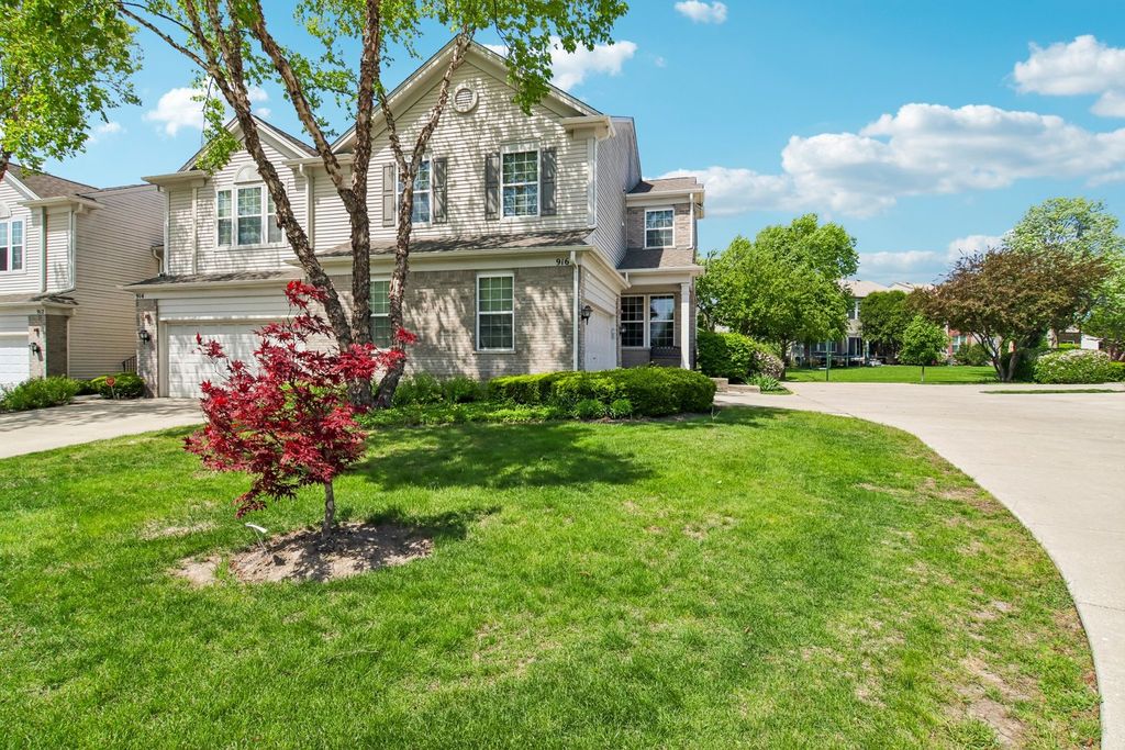 916 KINGS CANYON Drive, Streamwood, IL 60107
