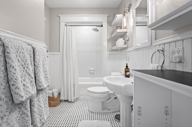 1124 5th Avenue S, Fargo, ND 58103