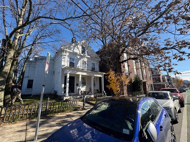 33 Beacon St, Somerville, MA 02143