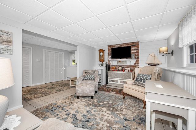 83 Black Oak Lane, Dracut, MA 01826