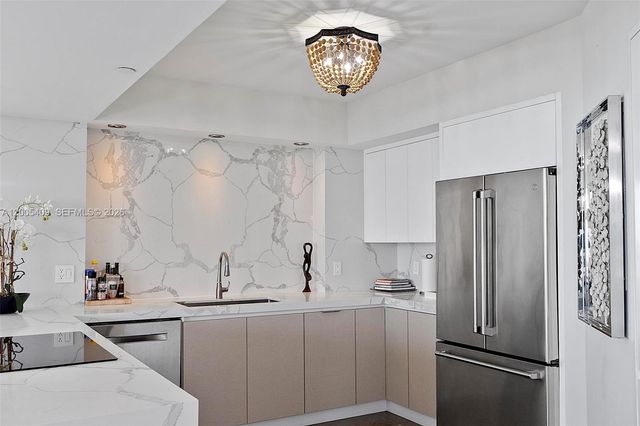 10 Venetian Way 804, Miami Beach, FL 33139