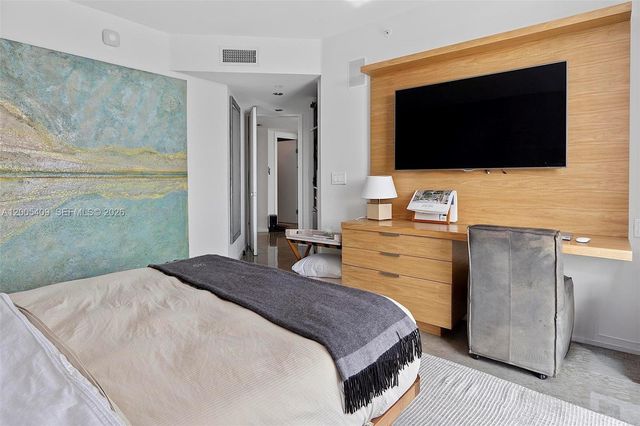 10 Venetian Way 804, Miami Beach, FL 33139