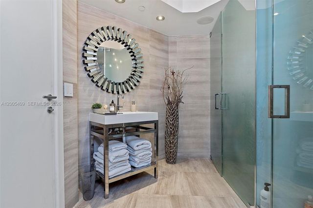 10 Venetian Way 804, Miami Beach, FL 33139