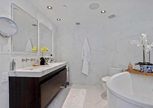 10 Venetian Way 804, Miami Beach, FL 33139