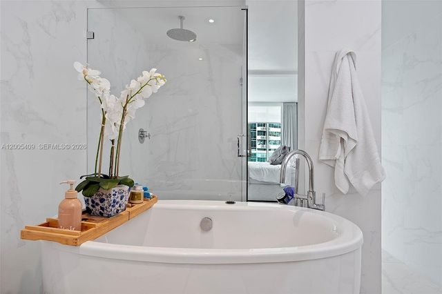 10 Venetian Way 804, Miami Beach, FL 33139