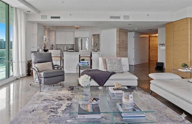 10 Venetian Way 804, Miami Beach, FL 33139