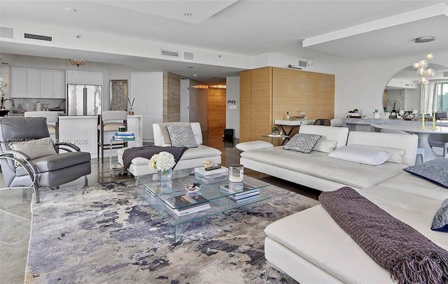 10 Venetian Way 804, Miami Beach, FL 33139