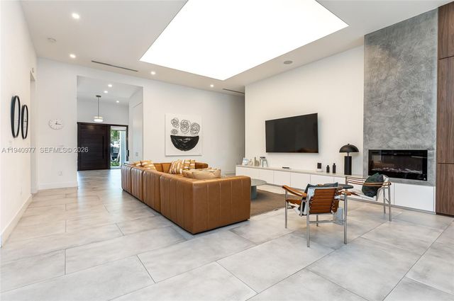 2560 NE 199th St, Miami, FL 33180