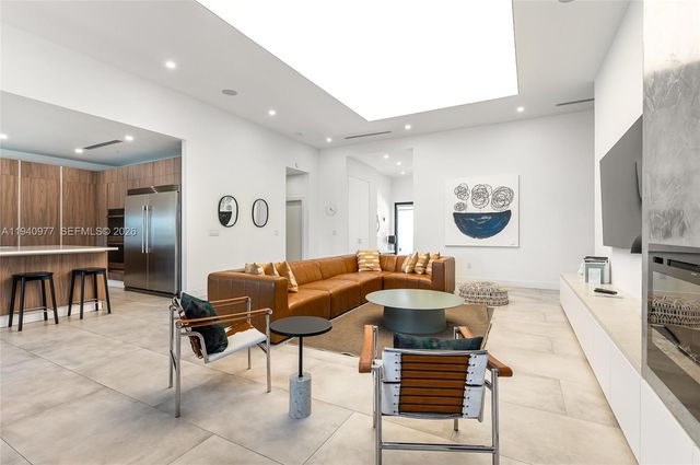 2560 NE 199th St, Miami, FL 33180