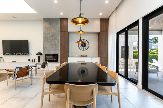 2560 NE 199th St, Miami, FL 33180