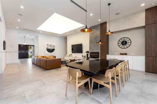 2560 NE 199th St, Miami, FL 33180