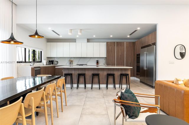 2560 NE 199th St, Miami, FL 33180