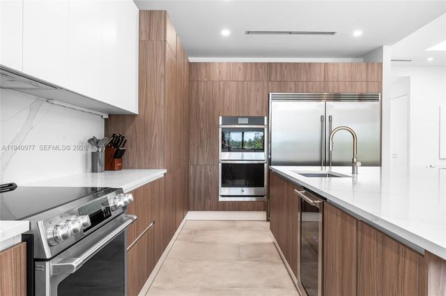 2560 NE 199th St, Miami, FL 33180