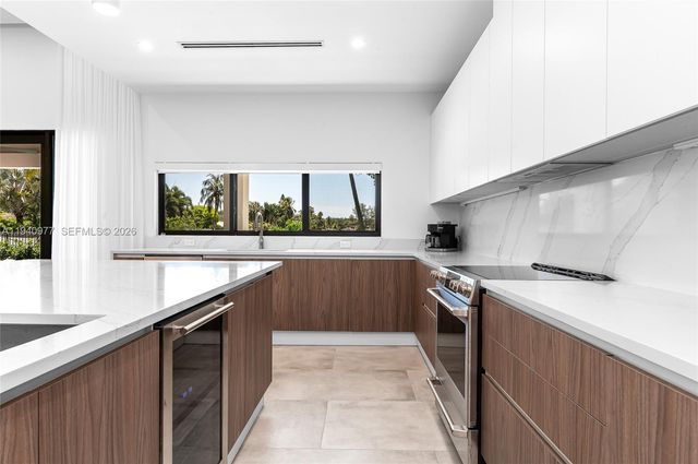 2560 NE 199th St, Miami, FL 33180