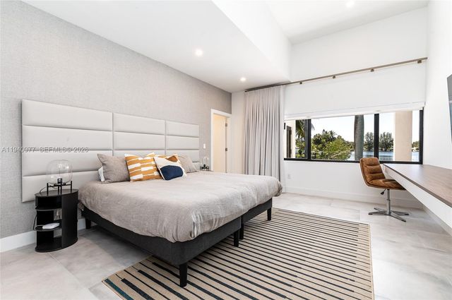 2560 NE 199th St, Miami, FL 33180