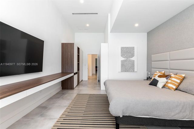 2560 NE 199th St, Miami, FL 33180