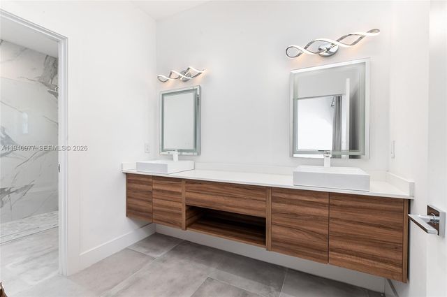 2560 NE 199th St, Miami, FL 33180