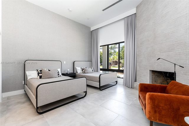 2560 NE 199th St, Miami, FL 33180