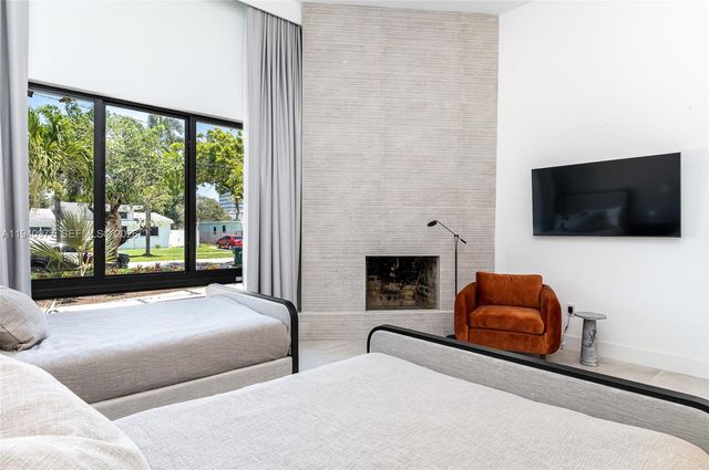 2560 NE 199th St, Miami, FL 33180