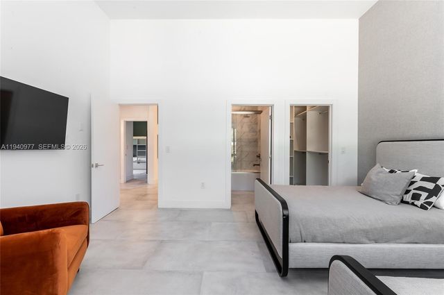 2560 NE 199th St, Miami, FL 33180