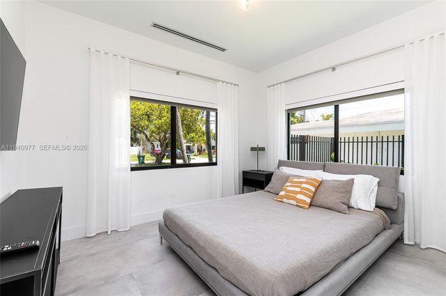 2560 NE 199th St, Miami, FL 33180