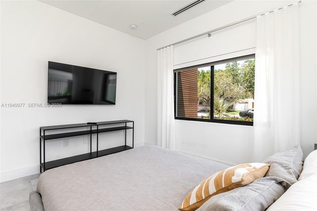 2560 NE 199th St, Miami, FL 33180