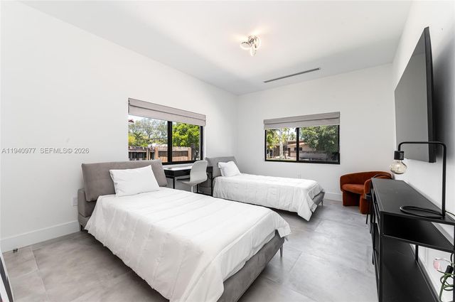 2560 NE 199th St, Miami, FL 33180