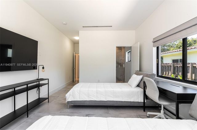 2560 NE 199th St, Miami, FL 33180