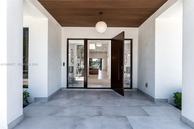 2560 NE 199th St, Miami, FL 33180