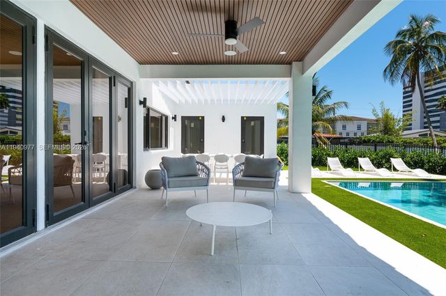 2560 NE 199th St, Miami, FL 33180