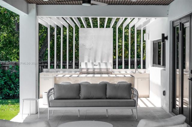 2560 NE 199th St, Miami, FL 33180