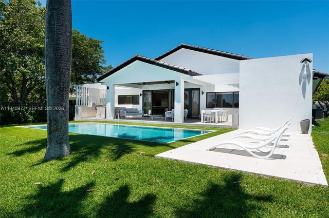 2560 NE 199th St, Miami, FL 33180