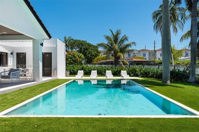 2560 NE 199th St, Miami, FL 33180