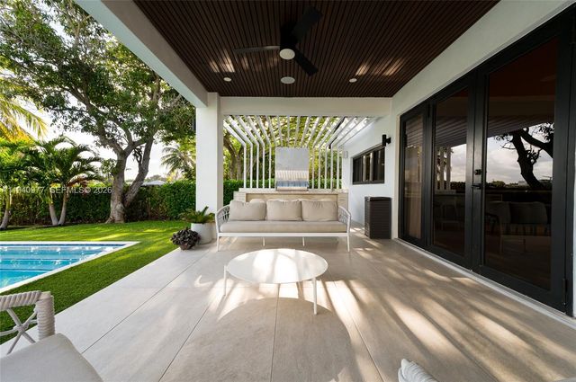 2560 NE 199th St, Miami, FL 33180