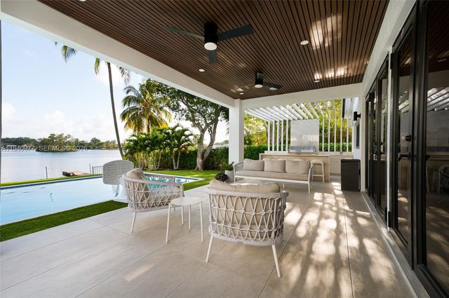 2560 NE 199th St, Miami, FL 33180