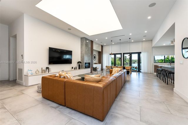 2560 NE 199th St, Miami, FL 33180