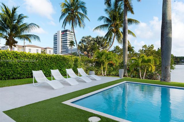 2560 NE 199th St, Miami, FL 33180