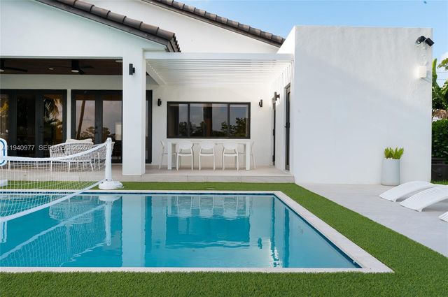 2560 NE 199th St, Miami, FL 33180