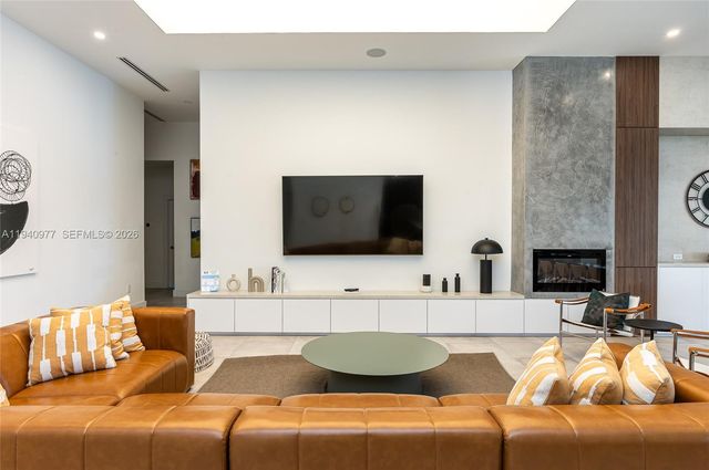 2560 NE 199th St, Miami, FL 33180