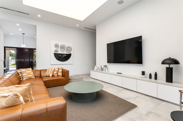 2560 NE 199th St, Miami, FL 33180